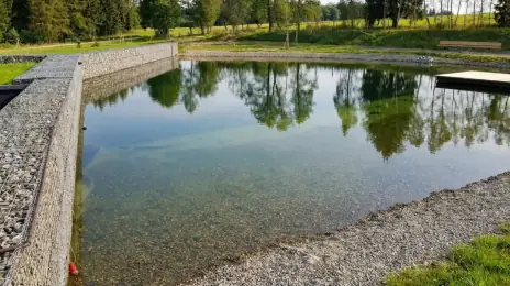 Zahradní jezírko s kamenným lemem
