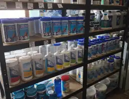 Regály s bazénovou chemií – kanystry a dózy na úpravu vody